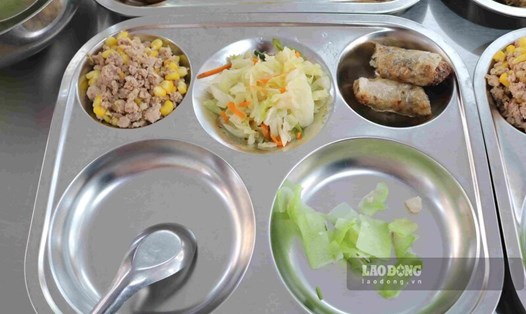 Bữa cơm bán trú có giá 32.000 đồng của học sinh Trường THCS Yên Nghĩa, Hà Đông, Hà Nội. Ảnh: Vân Trang