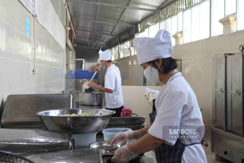 Khu vực bếp ăn bán trú của Trường THCS Yên Nghĩa, Hà Đông, Hà Nội. Ảnh: Vân Trang