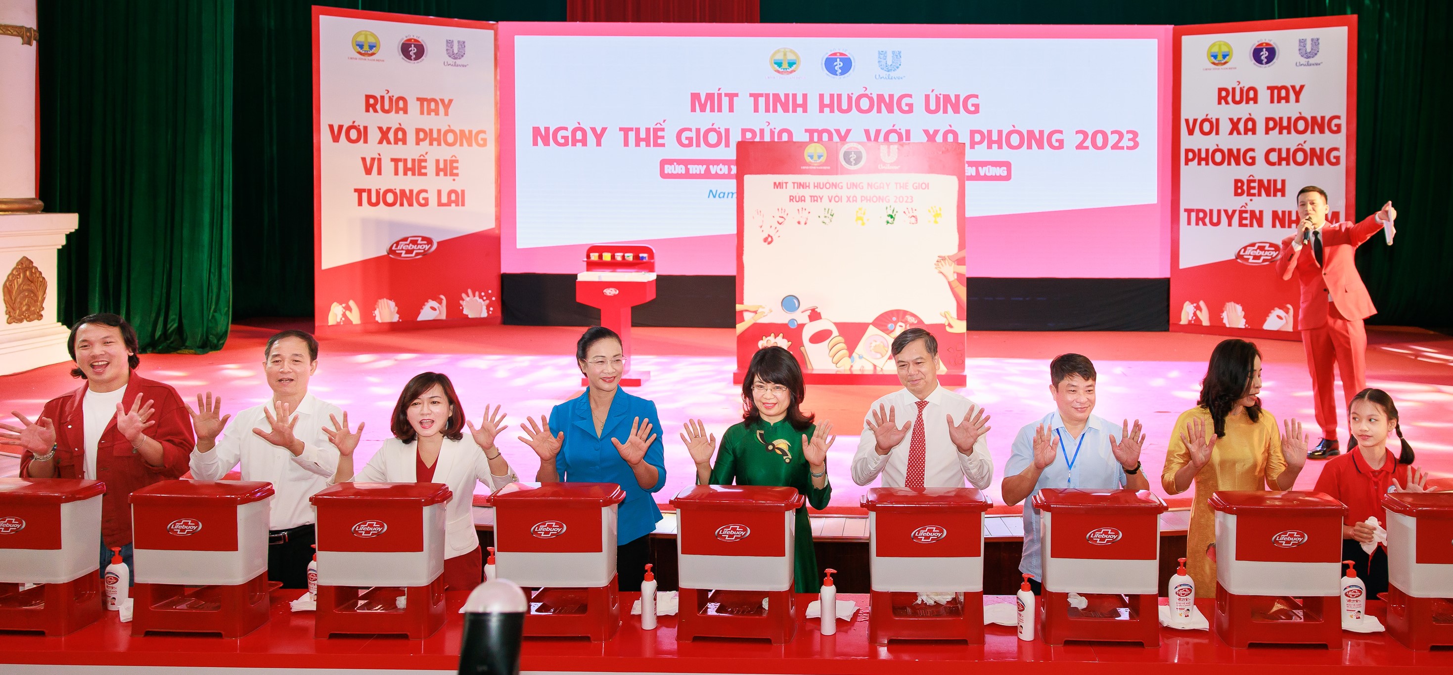 Bộ Y tế phát động rửa tay bằng xà phòng, ngăn chặn sự lan truyền mầm bệnh. Ảnh: Hương Giang