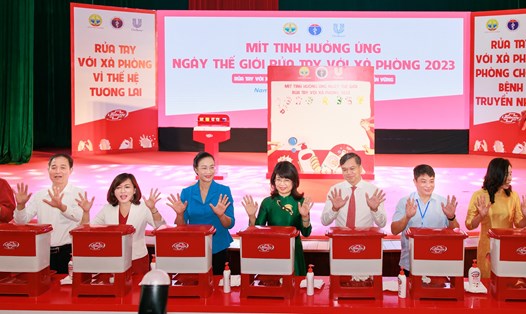 Bộ Y tế phát động rửa tay bằng xà phòng, ngăn chặn sự lan truyền mầm bệnh. Ảnh: Hương Giang