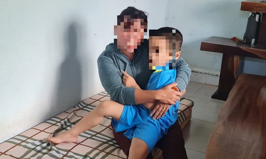 Đã hơn 6 ngày trôi qua, vẫn chưa có người thân đến nhận cháu bé 4 tuổi bị bỏ rơi ở Đắk Lắk về nuôi. Ảnh: Bảo Trung