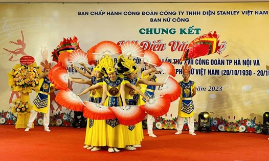 Một tiết mục tại Chung khảo Hội diễn văn nghệ chào mừng Đại hội XVII Công đoàn Hà Nội của công nhân Công ty TNHH Điện Stanley Việt Nam. Ảnh: CĐCS
