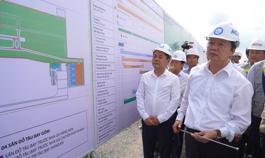 Phó Thủ tướng Trần Hồng Hà kiểm tra công trường thi công dự án sân bay Long Thành. Ảnh: Hà Anh Chiến