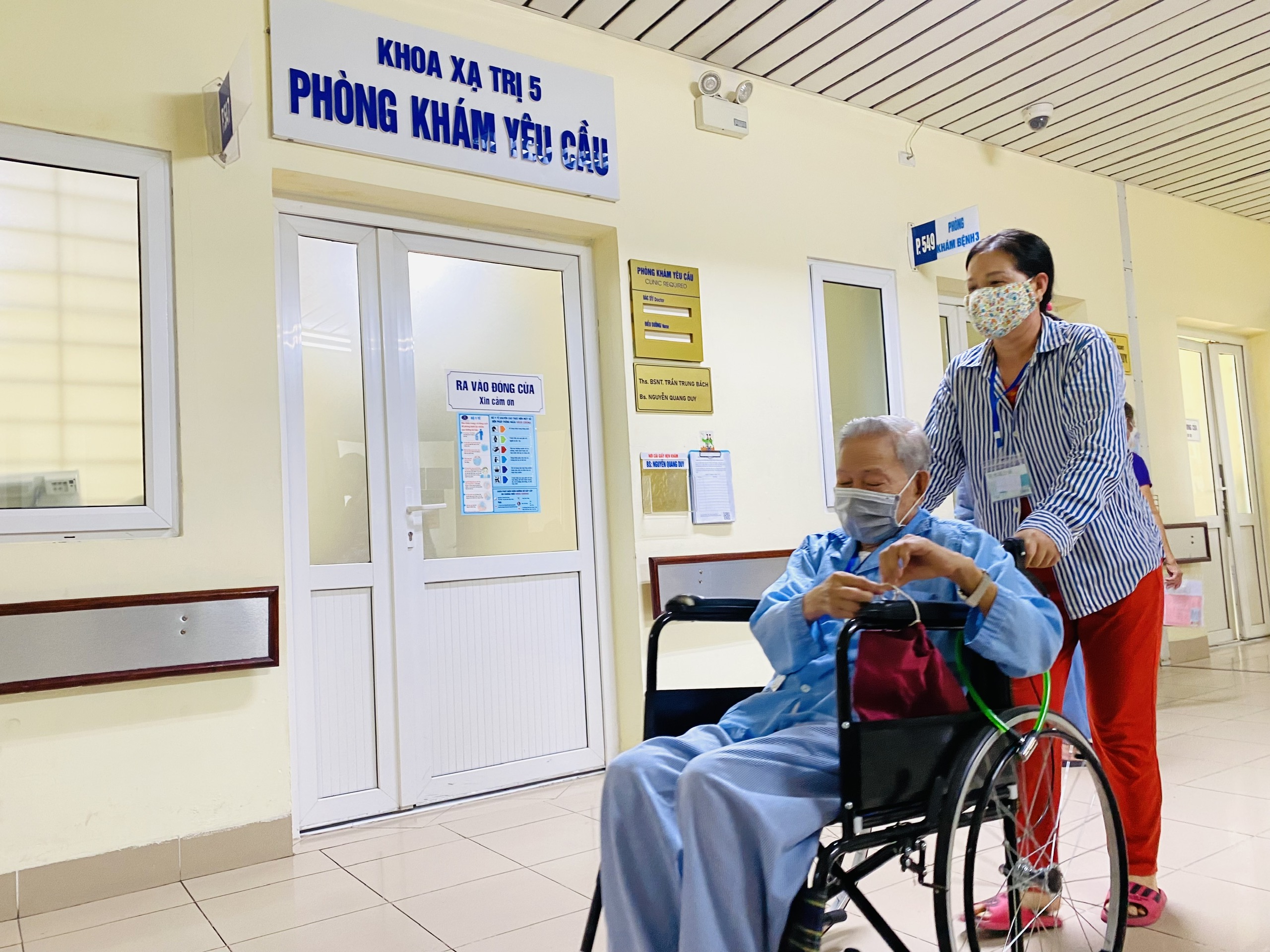 Người dân đi khám chữa bệnh bảo hiểm y tế. Ảnh: Thùy Linh