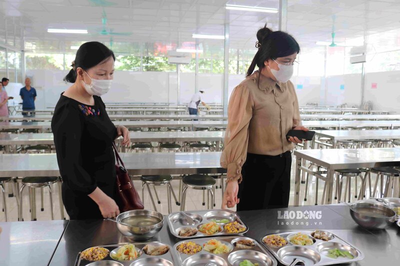 Bà Phạm Thị Hòa, Phó Chủ tịch UBND quận Hà Đông trực tiếp dẫn đoàn về kiểm tra bếp ăn bán trú của Trường THCS Yên Nghĩa, Hà Đông sau phản ánh của phụ huynh. Ảnh: Vân Trang