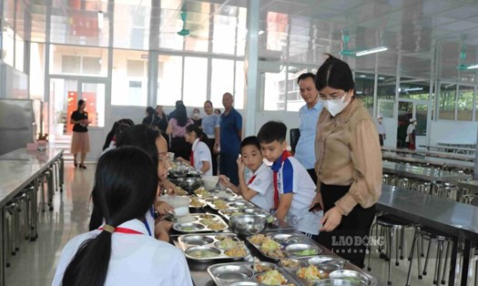 Bà Phạm Thị Hòa, Phó Chủ tịch UBND quận Hà Đông trực tiếp dẫn đoàn về kiểm tra bếp ăn bán trú của Trường THCS Yên Nghĩa, Hà Đông sau phản ánh của phụ huynh. Ảnh: Vân Trang
