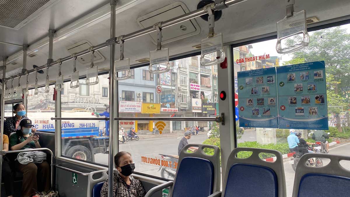 Các xe buýt được dán bộ quy tắc ứng xử văn hóa trên xe buýt. Ảnh: Quang Hiệu