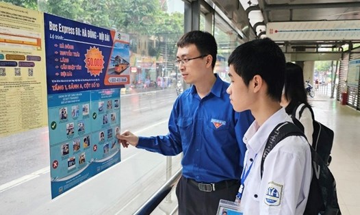 Cơ bản 100% các tuyến xe buýt tại Hà Nội đã dán đầy đủ thông tin về bộ quy tắc ứng xử. Ảnh: Quang Hiệu
