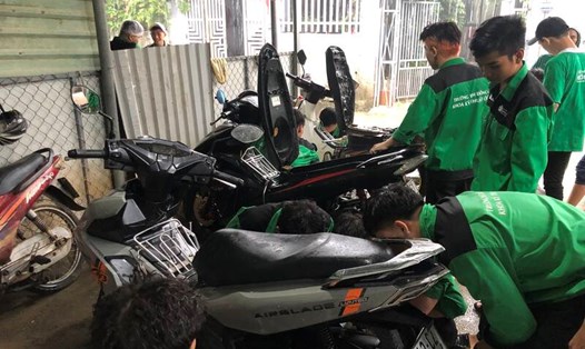 Sinh viên Đà Nẵng sửa xe miễn phí cho người dân bị ngập trũng. Ảnh: Nguyễn Linh