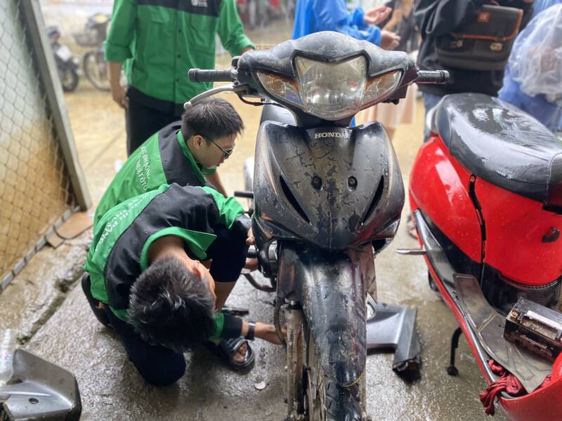 Chỉ trong một buổi sáng các tình nguyện viên đã sửa chữa hàng chục xe máy cho người dân. Ảnh: Nguyễn Linh