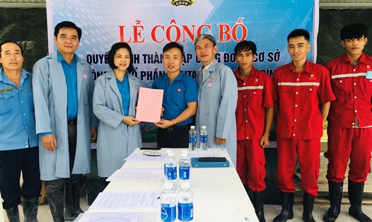 LĐLĐ huyện Quảng Ninh vừa tổ chức lễ kết nạp đoàn viên và thành lập Công đoàn cơ sở Công ty Cổ phần Buntaphan Quảng Bình với 77 đoàn viên. Ảnh: Lê Phi Long