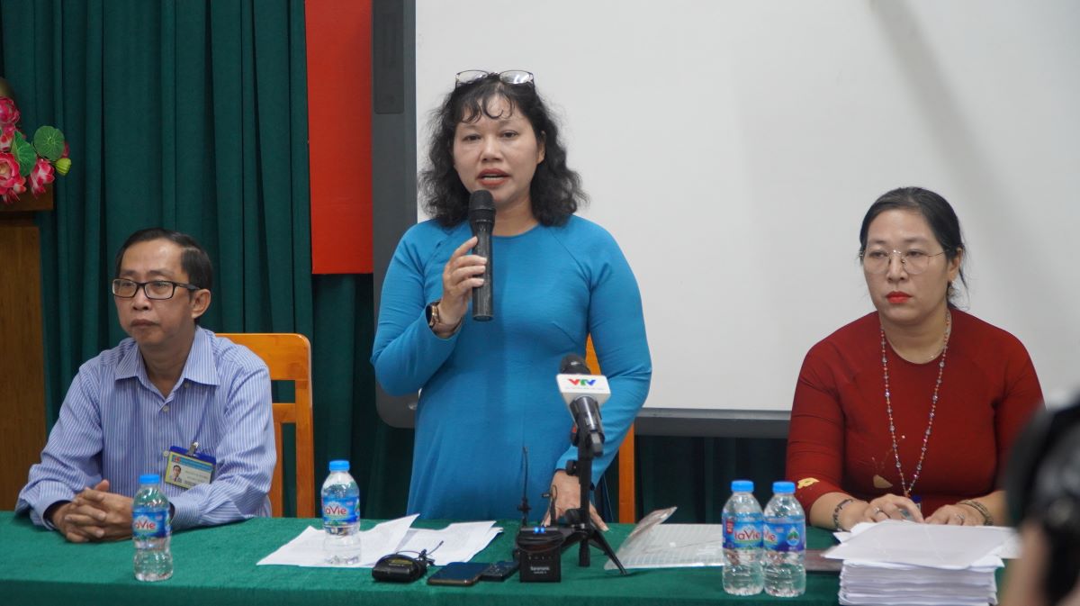 Bà Hồ Thị Ngọc Sương - Hiệu trưởng Trường THCS Đồng Khởi thông tin tại buổi họp báo. Ảnh: Chân Phúc