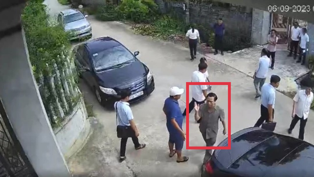 Ông Nguyễn Tiến Dũng, người bị tố có những phát ngôn thiếu chuẩn mực với người dân khi làm nhiệm vụ. Ảnh cắt từ clip