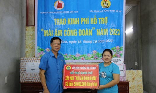 Phó Chủ tịch Thường trực LĐLĐ tỉnh Thái Bình Nguyễn Thái Dương trao kinh phí hỗ trợ xây nhà cho đoàn viên Trương Thị Phương Linh. Ảnh: Bá Mạnh