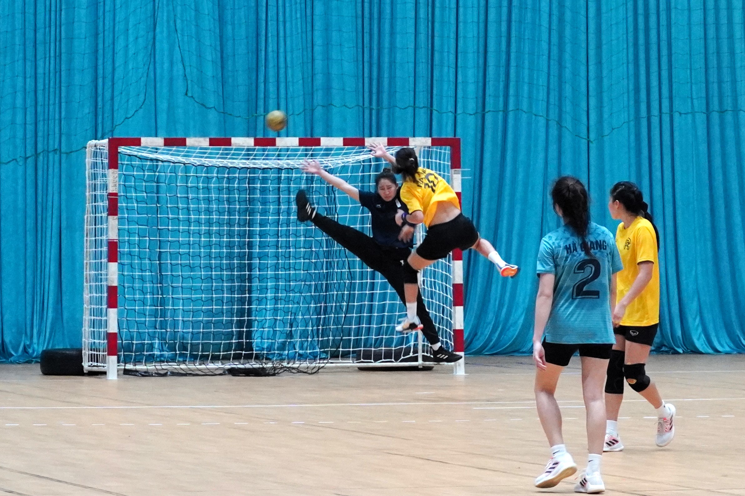 Pha ghi bàn của đội nữ Hà Nội vào lưới đội nữ Hà Giang. Ảnh: Thành An