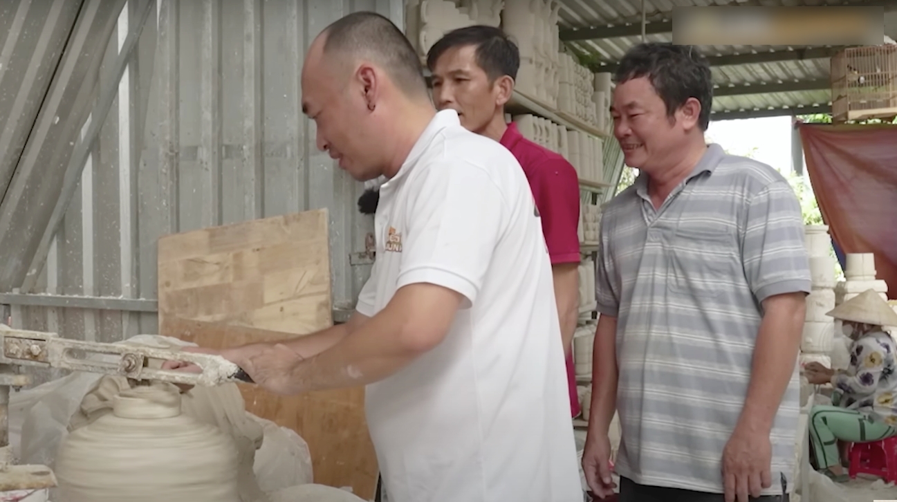 Tiến Luật làm việc tại xưởng gốm. Ảnh: CMH
