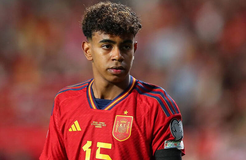Lamine Yamal là cầu thủ trẻ nhất ra sân và ghi bàn cho tuyển Tây Ban Nha. Ảnh: REFE