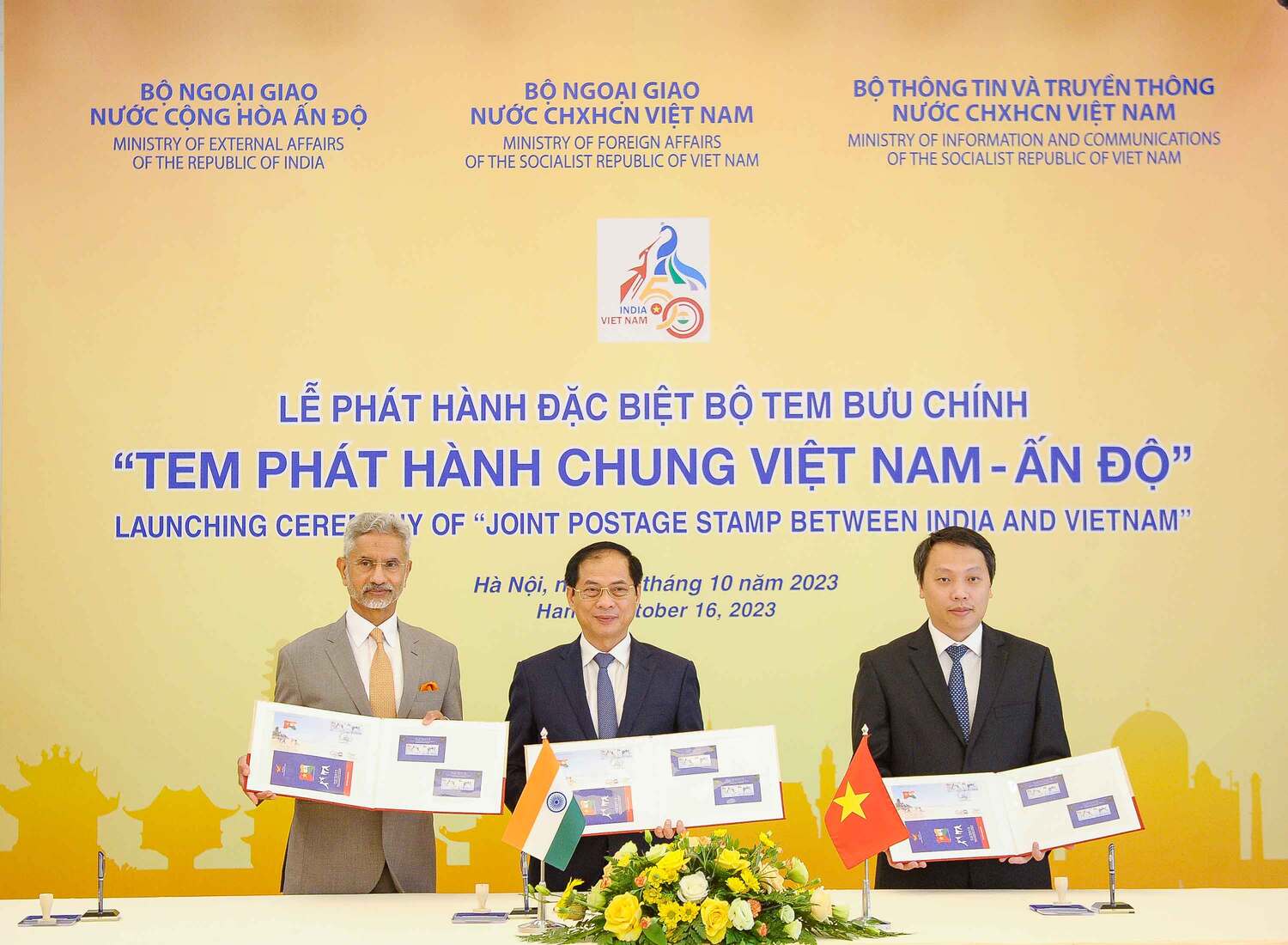 Sau lễ dù họp, 2 Bộ trưởng dự lễ phát hành bộ tem chung Việt Nam - Ấn Độ kỷ niệm 50 năm thiết lập quan hệ ngoại giao giữa hai nước (1972-2022). Ảnh: Bộ Ngoại giao