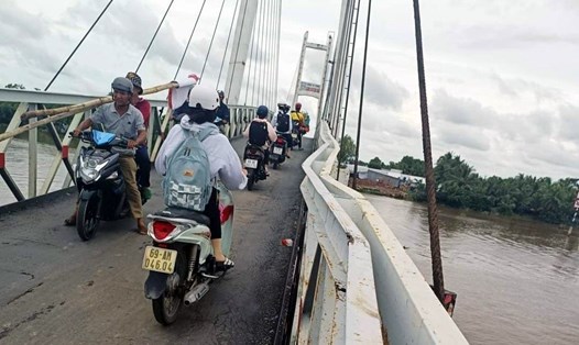 Hiện trường sau vụ xe quá tải chạy qua khiến cầu Rạch Ráng, huyện Trần Văn Thời, tỉnh Cà Mau bị hỏng, tạm thời ngưng lưu thông ô tô. Ảnh: Nhật Hồ