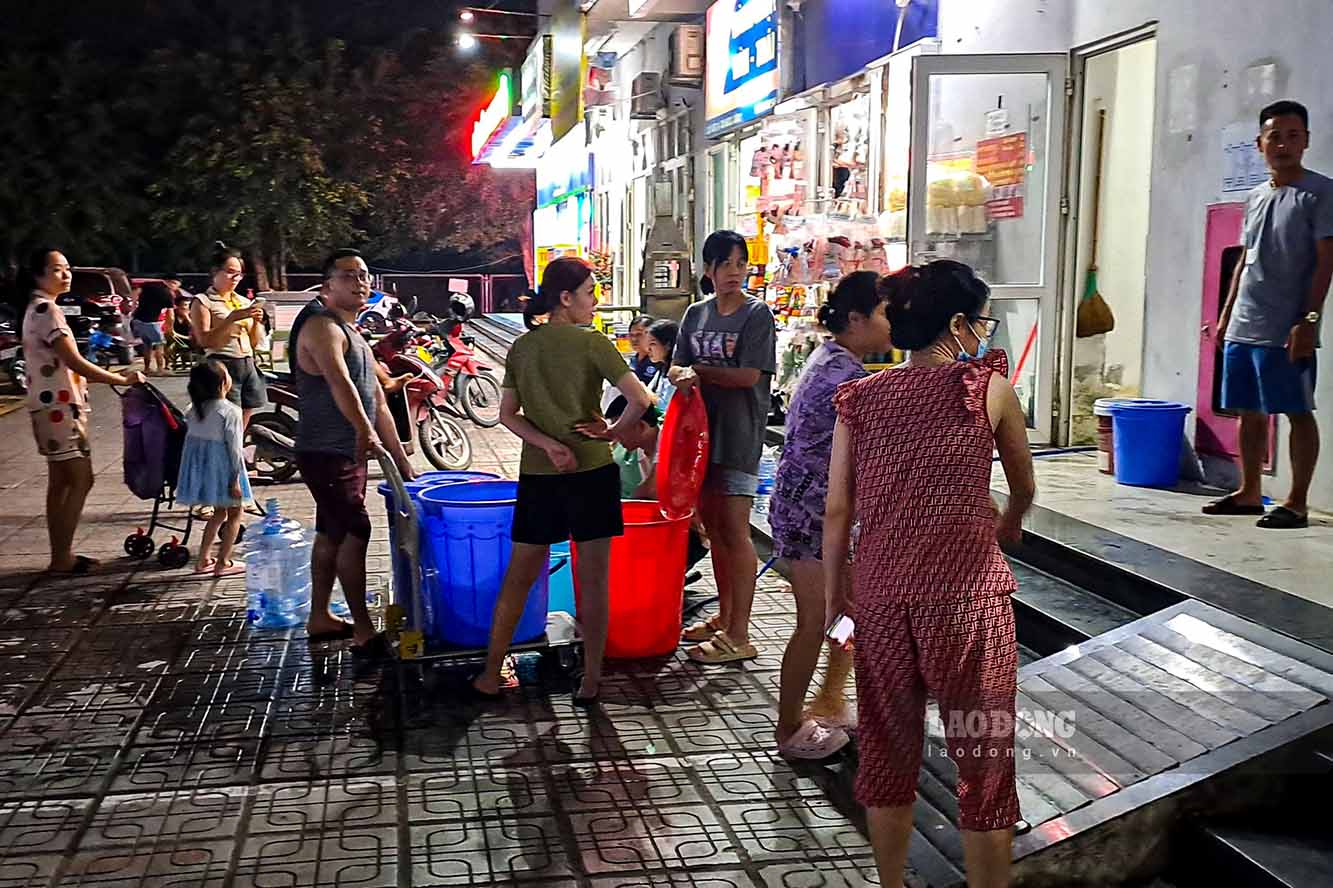 Những ngày qua, nhiều hộ dân tại Khu đô thị Thanh Hà rơi vào tình cảnh thiếu nước sạch để sử dụng.