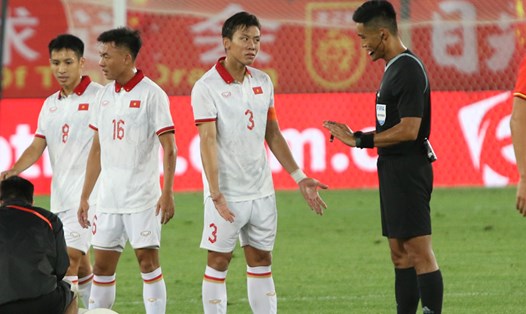 Trung vệ Quế Ngọc Hải (số 3) đeo băng đội trưởng tuyển Việt Nam ở trận giao hữu với tuyển Trung Quốc. Ảnh: VFF