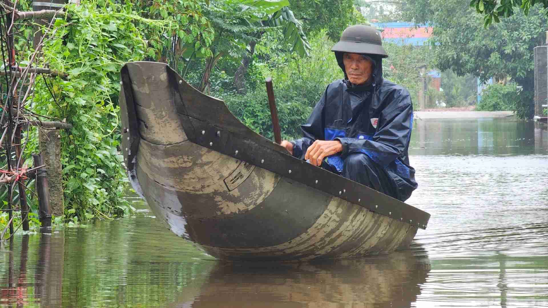 Theo ông Phạm Khởi (người dân làng Xuân Tùy) cho biết, hiện tại mực nước đã rút khá nhiều, nhưng đường sá vẫn chưa thể hết ngập vì mưa vẫn tiếp tục diễn ra, người dân trong làng đã chuẩn bị tinh thần sẵn sàng cho những đợt nước dâng tiếp theo. 