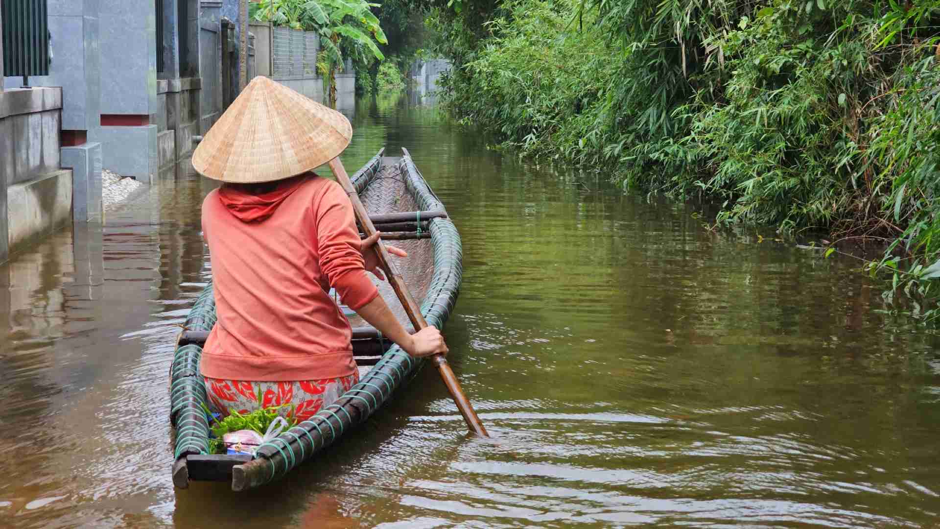 Đợt này mực nước còn ít hơn so với mọi năm nhưng hầu hết đường sá tại làng Tùy Xuân đã bị nhấn chìm, người dân không thể di chuyển bằng phương tiện nào khác ngoài thuyền, ghe. 