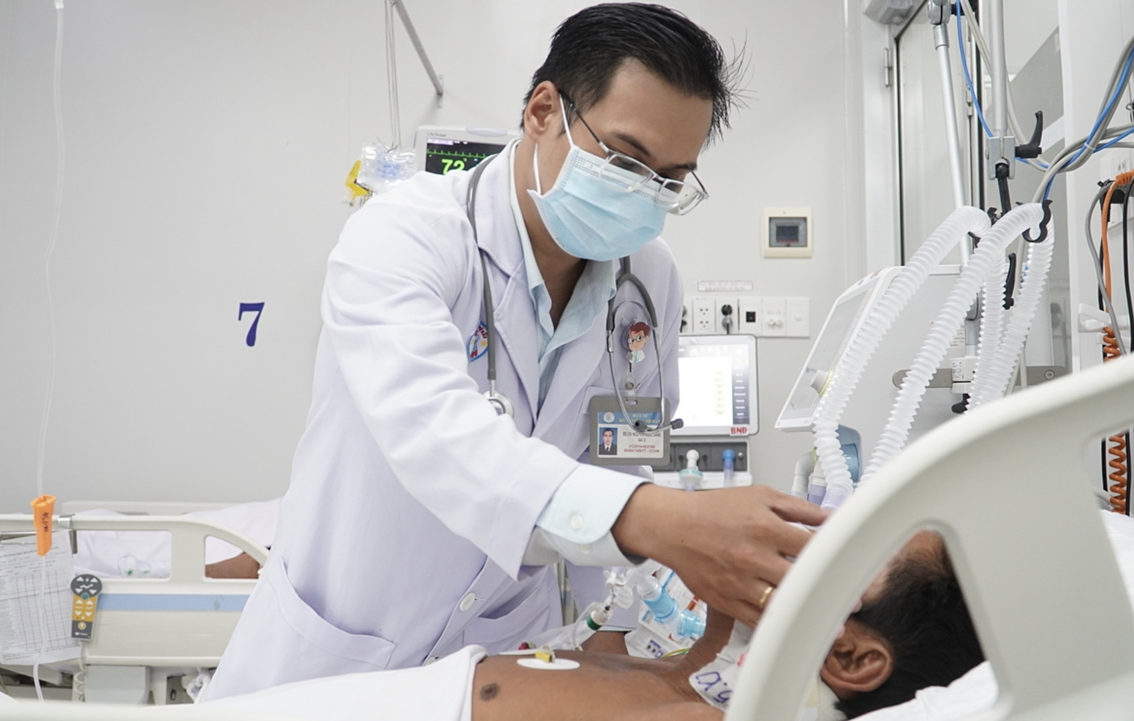 Bệnh nhân được bác sĩ điều trị. Ảnh: Nguyễn Ly 