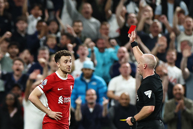 Tấm thẻ đỏ trực tiếp của Jota trong trận đấu với Spurs để lại cơn đau đầu cho Klopp. Ảnh: AFP