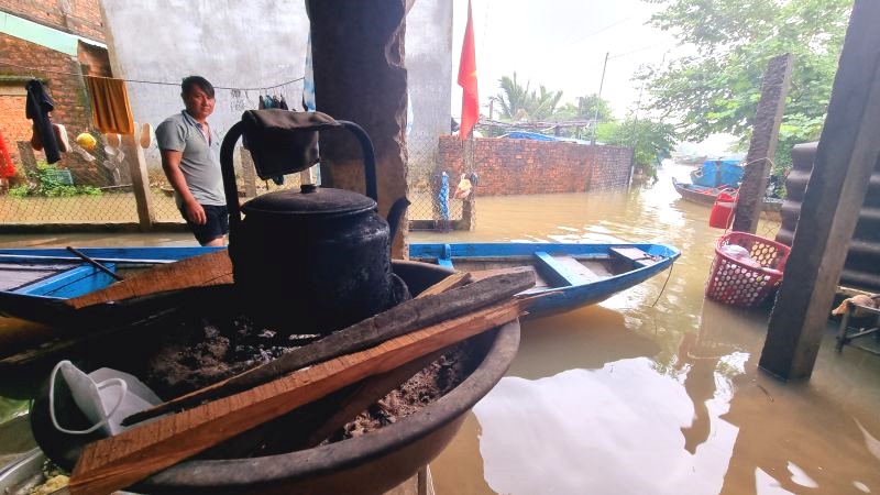 Mực nước trên các sông Vu Gia, Thu Bồn, Tam Kỳ đều đang ở dưới mức báo động 2. Dự báo 24 - 48 giờ tới, Quảng Nam sẽ có mưa vừa, mưa to đến rất to. Người dân vùng trũng thấp ở Quảng Nam dời bếp lên cao, đưa ghe vào nhà, sẵn sàng sống chung với ngập lụt. Ảnh: Hoàng Bin.