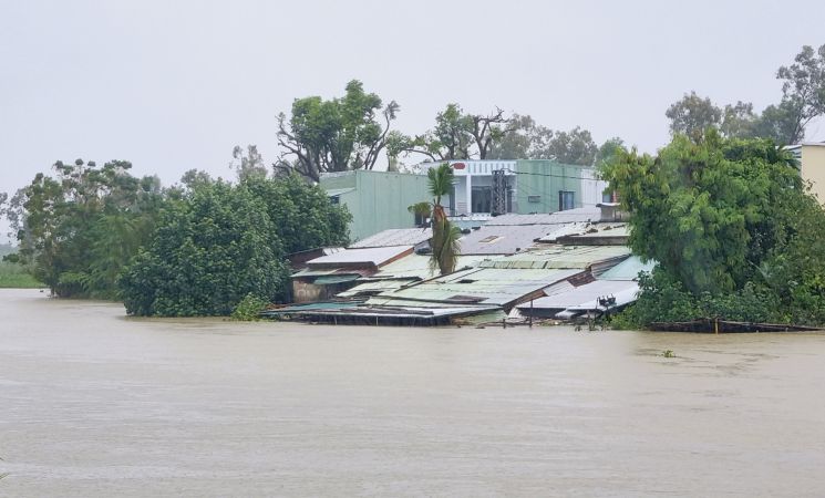 Sau những trận mưa  lớn liên tiếp, chiều ngày 16.10, hàng chục ngôi nhà tại khối phố 3, phường Phước Hòa, TP Tam Kỳ, Quảng Nam đã bị nước lớn nuốt chửng. Ảnh Hoàng Bin.