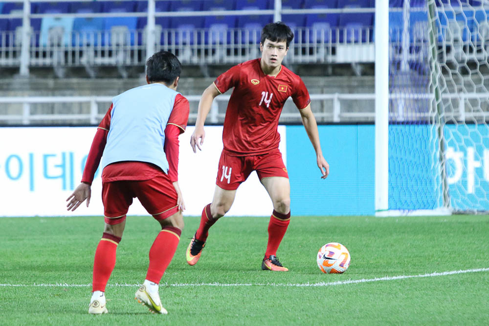 Mặt cỏ sân Suwon World Cup đang rất tốt, thích hợp cho các tuyển Việt Nam và Hàn Quốc thi triển các pha bóng kĩ thuật.