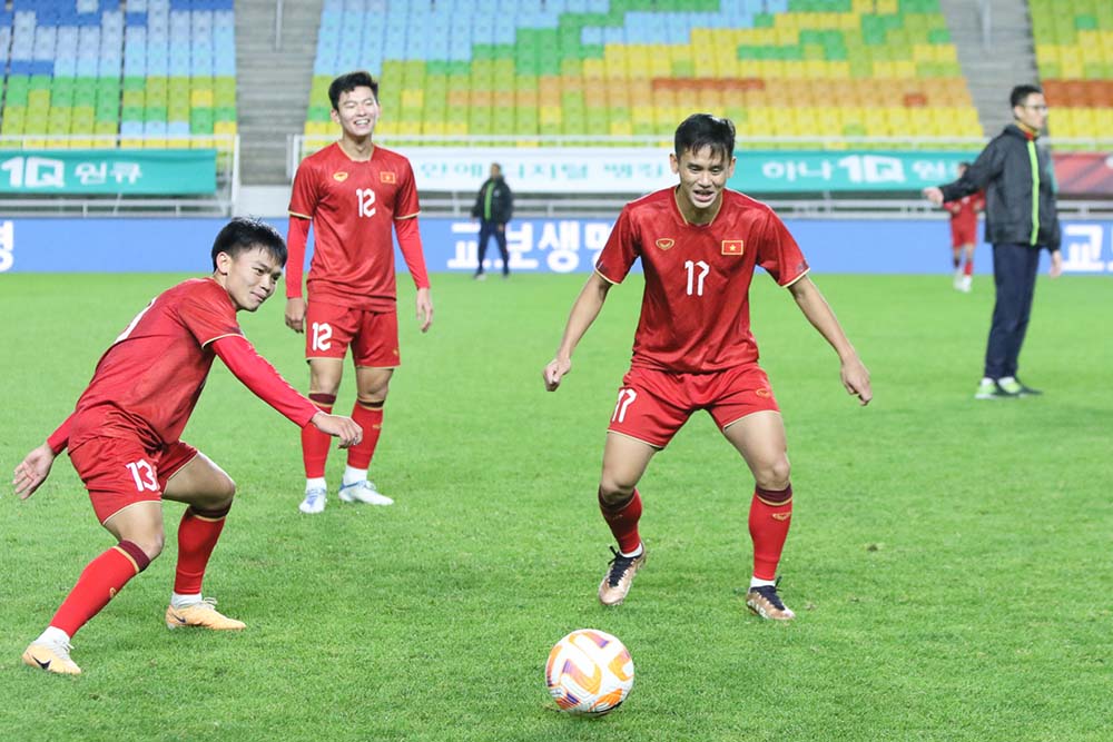 Các cầu thủ trẻ như Võ Minh Trọng, Hồ Văn Cường đều tích cực tập luyện và trông chờ được ra sân đối đầu các ngôi sao hàng đầu châu lục của đội tuyển Hàn Quốc.