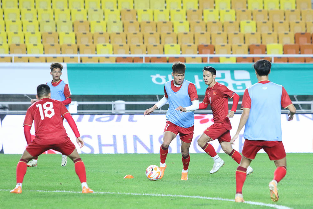 Buổi tập làm quen sân Suwon World Cup vào tối ngày 16.10 cũng là buổi tập cuối cùng của đội tuyển Việt Nam trước khi đá giao hữu với đội tuyển Hàn Quốc.