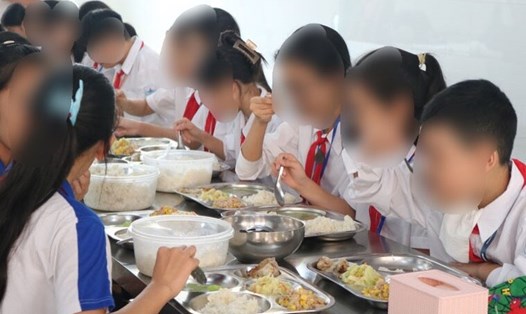 Nhiều phụ huynh bày tỏ sự quan ngại về chất lượng bữa cơm bán trú cho học sinh hiện nay. Ảnh: Vân Trang