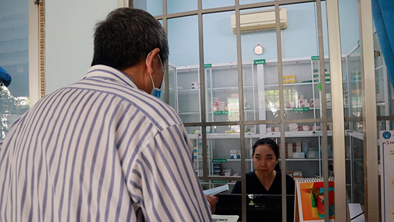 Bệnh nhân nhận thuốc khám định kỳ tại Trạm Y tế. Ảnh: Nguyễn Ly