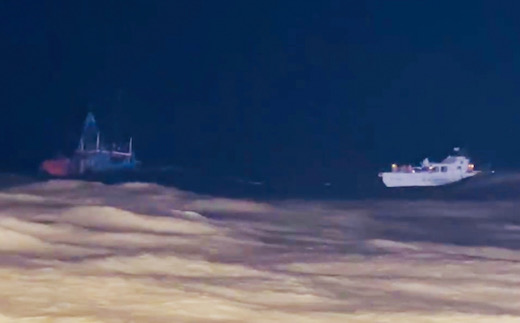 Lực lượng BĐBP Quảng Bình tiếp cận tàu cá bị nạn. Ảnh: BĐBP Quảng Bình cung cấp