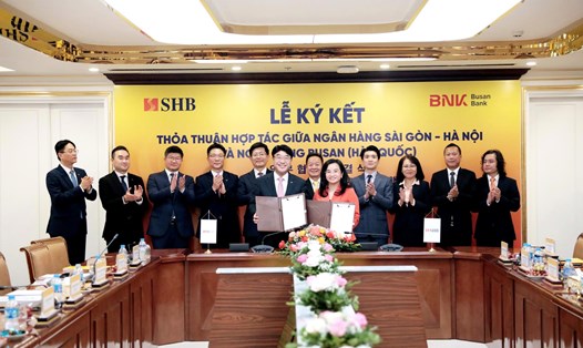 Ông Bang Seong-bin - Chủ tịch Hội đồng quản trị, Tổng Giám đốc Ngân hàng Busan và bà Ngô Thu Hà Tổng - Giám đốc SHB - trao thỏa thuận hợp tác. Ảnh: SHB