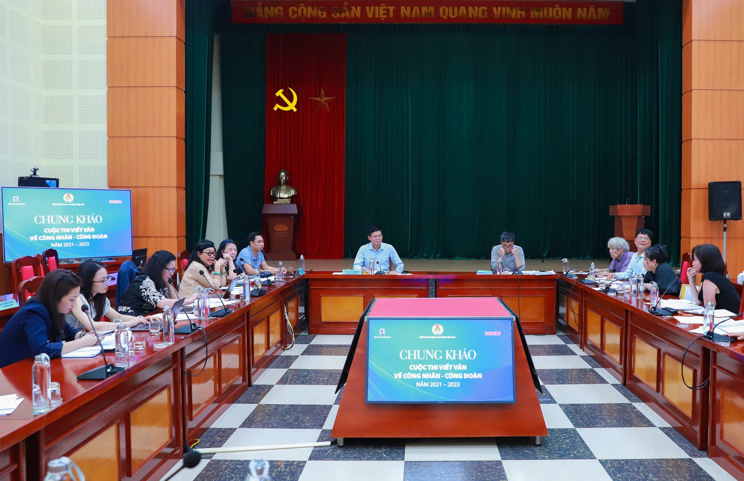 Hội đồng Chung khảo Cuộc thi viết văn về Công nhân và Công đoàn họp thống nhất các tác phẩm đạt giải. Ảnh: Tô Thế