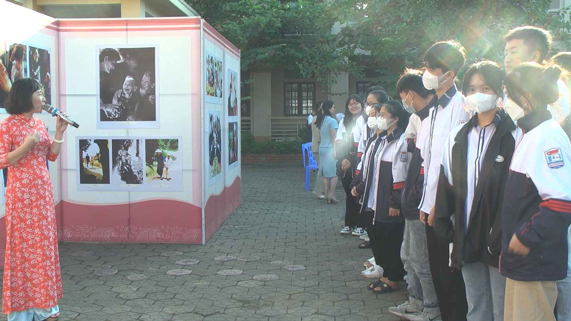 Trung tâm Văn hóa tỉnh Nghệ An triển lãm ảnh chuyên đề về phòng chống bạo lực gia đình, bình đẳng giới. Ảnh: Hồng Hạnh