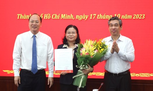 Phó Bí thư Thành ủy TPHCM Nguyễn Hồ Hải (bìa trái) trao quyết định cho bà Lê Thị Thanh Thúy.  Ảnh: Thanh Tuyền
