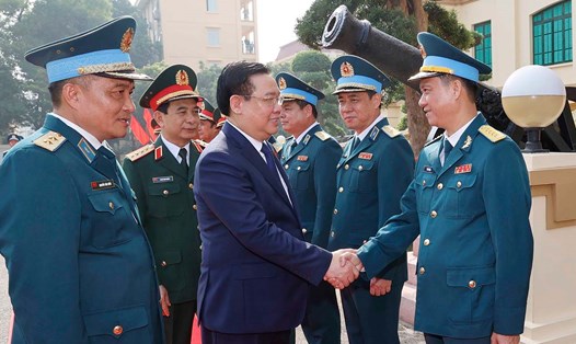 Chủ tịch Quốc hội Vương Đình Huệ với lãnh đạo Quân chủng Phòng không - Không quân. Ảnh: TTXVN