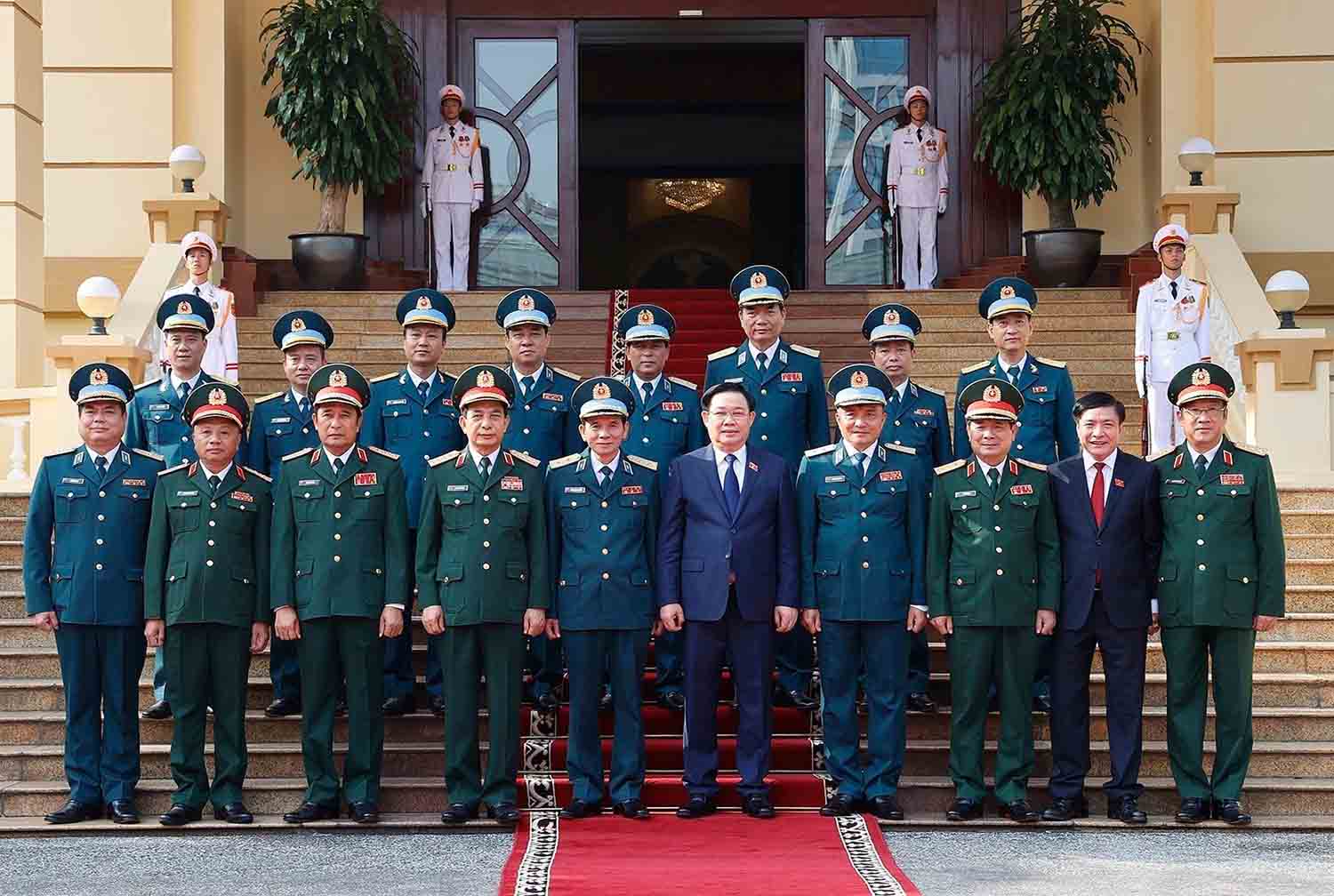 Chủ tịch Quốc hội Vương Đình Huệ với lãnh đạo Bộ Quốc phòng và Quân chủng Phòng không – Không quân. Ảnh: TTXVN 