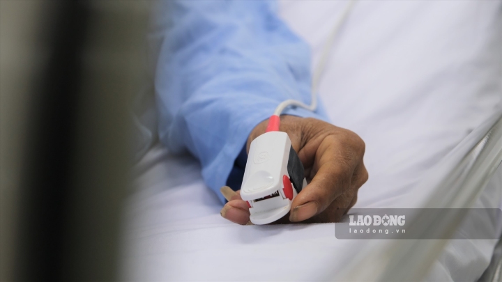 Bệnh nhân chờ máu để điều trị ở Bệnh viện Đa khoa Trung ương Cần Thơ. Ảnh: Phong Linh