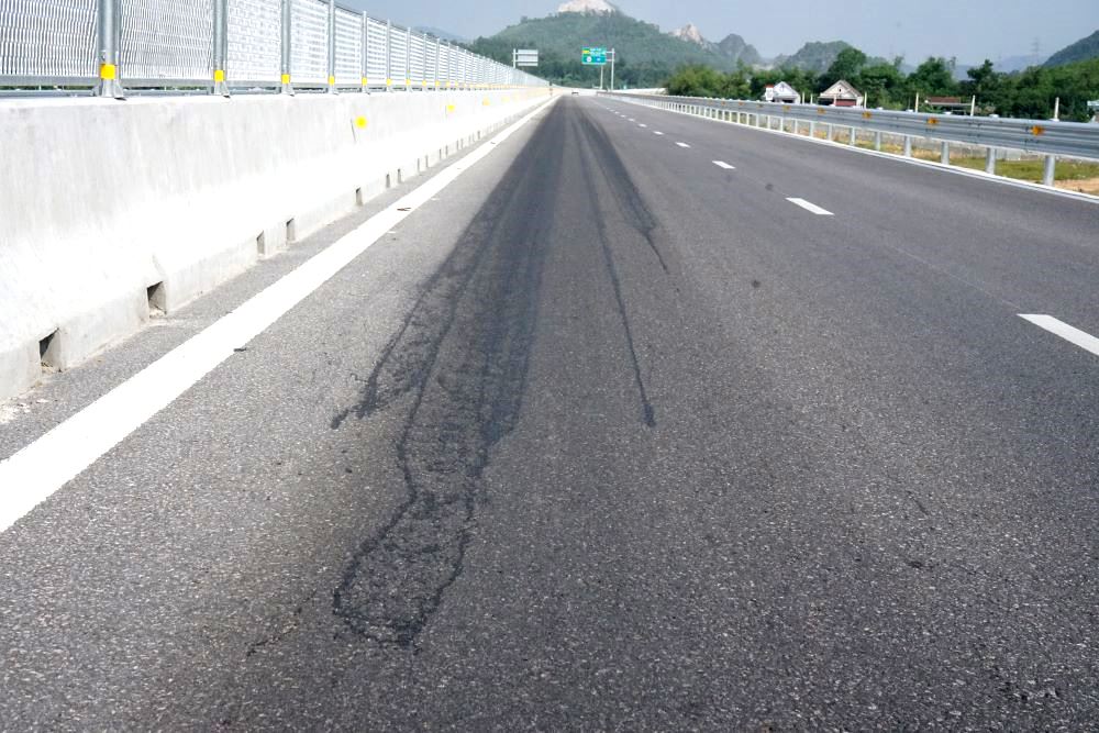 Theo Công , những vệt đen xuất hiện trên mặt đường cao tốc, nghi có dấu hiệu đổ hóa chất phá hoại mặt đường. Ảnh: Quách Du