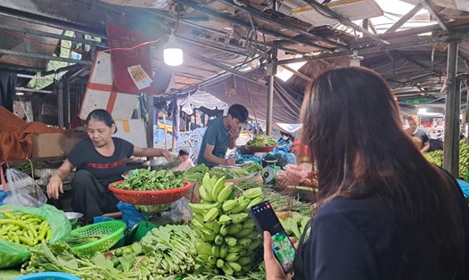 Giá rau củ ở chợ truyền thống Đà Nẵng tăng nhẹ trong mưa lũ. Ảnh: Nguyễn Linh