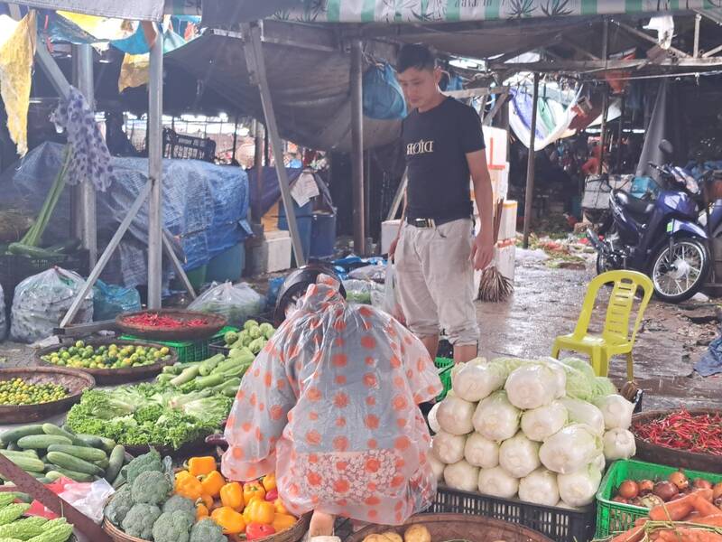 Chợ truyền thống Đà Nẵng vẫn đầy đủ mặt hàng phục vụ nhu cầu của người dân. Ảnh: Nguyễn Linh