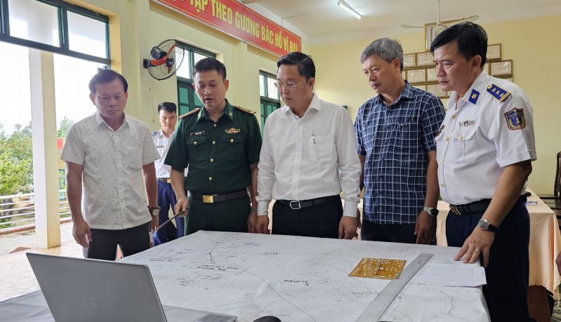  Chủ tịch UBND tỉnh Quảng Nam Lê Trí Thanh (đứng giữa) cùng các lực lượng Vùng Cảnh sát biển 2, Bộ chỉ huy Bộ đội Biên phòng tỉnh bàn phương án cứu hộ ngư dân. Ảnh UBND tỉnh Quảng Nam.