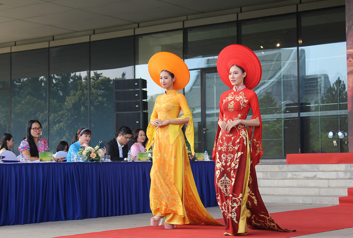 Quảng bá du lịch Hà Nội qua vẻ đẹp tà áo dài. Ảnh: Cục du lịch Quốc gia Việt Nam 