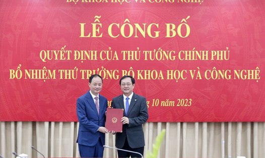 Bộ trưởng Huỳnh Thành Đạt trao quyết định bổ nhiệm tân Thứ trưởng Bộ Khoa học và Công nghệ Trần Hồng Thái. Ảnh: VGP